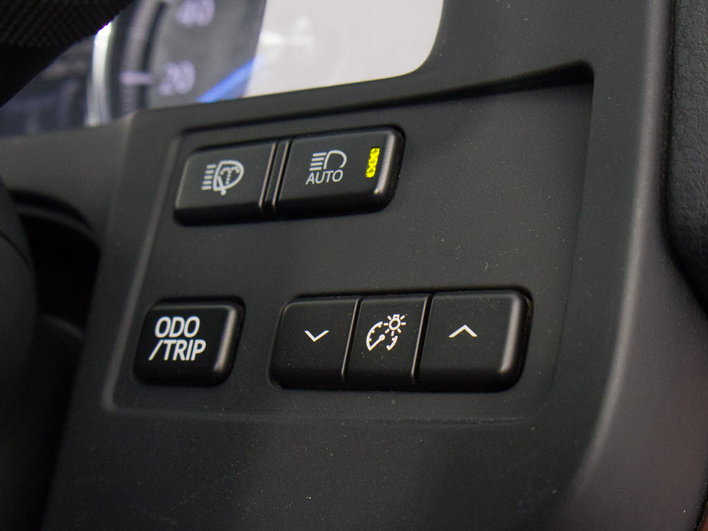 使いやすさや安全性を追求したステアリング
周り！高級車ゆえにスイッチ類が多いのも特
徴ですね！考え尽くされた配置ですぐに使い
こなす事が出来ますのでご安心下さい！是非
、体感してみて下さい！！