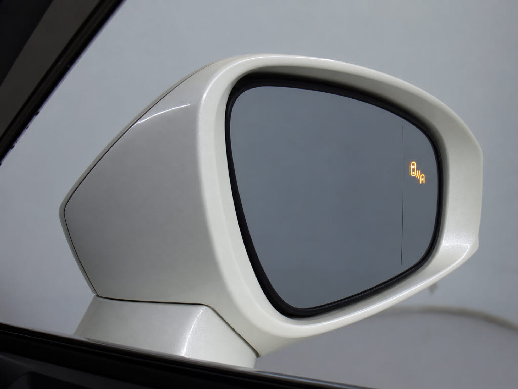 ＢＳＭ（ブラインドスポットモニタ）！隣の
車線を走る車両をレーダーで検知し、ドアミ
ラーでは確認しにくい後側方エリアに存在す
る車両に加えて、急接近してくる車両も検知
します。