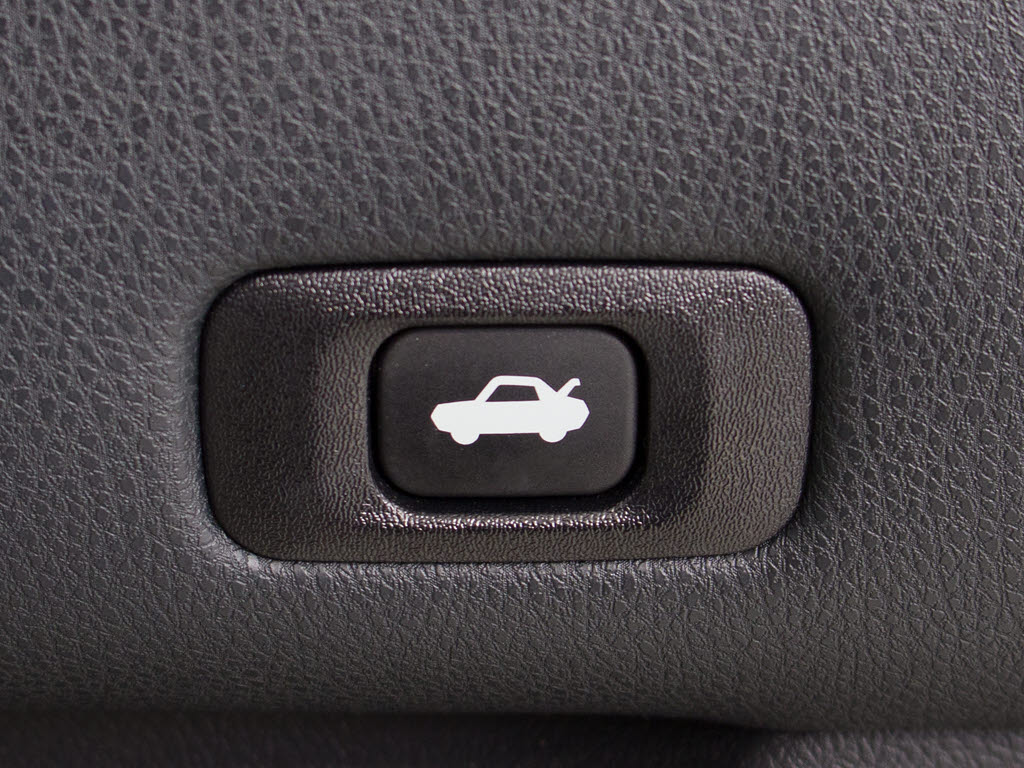 ボタン一つでトランクオープンが可能！車内
から操作できる為、非常に便利な装備の一つ
となります！