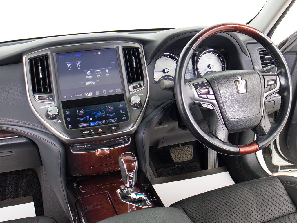 使いやすさや安全性を追求したステアリング
周り！高級車ゆえにスイッチ類が多いのも特
徴ですね！考え尽くされた配置ですぐに使い
こなす事が出来ますのでご安心下さい！是非
、体感してみて下さい！！