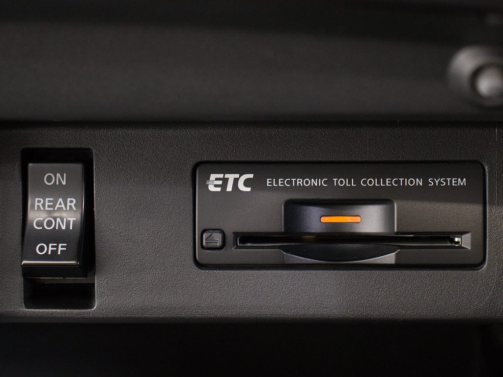 コンソール内一体型のビルトインＥＴＣ装備
！見た目の部分も良いですが、ＥＴＣカード
の盗難防止になる設置箇所です！料金所の渋
滞回避！時間帯・日によって料金の軽減を受
けられます！ストレス知らずのドライブ！