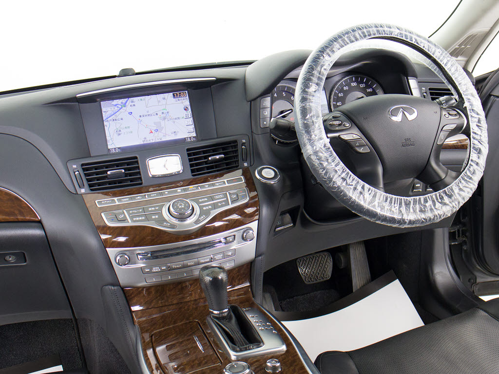 ★使いやすさや安全性を追求したステアリン
グ周り！高級車ゆえにスイッチ類が多いのも
特徴ですね！考え尽くされた配置ですぐに使
いこなす事が出来ますのでご安心下さい！是
非、体感してみて下さい！！