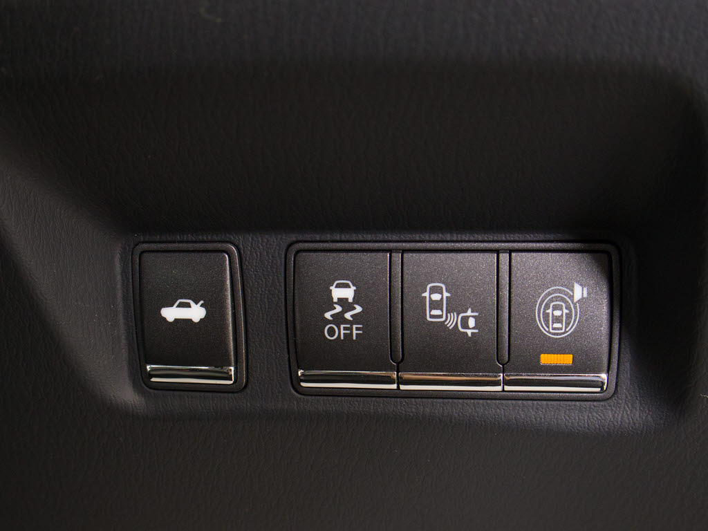 ★使いやすさや安全性を追求したステアリン
グ周り！高級車ゆえにスイッチ類が多いのも
特徴ですね！考え尽くされた配置ですぐに使
いこなす事が出来ますのでご安心下さい！是
非、体感してみて下さい！！