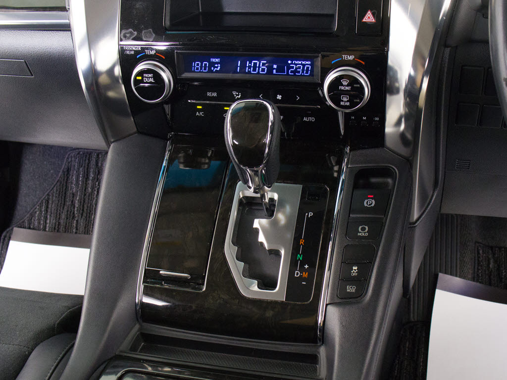 スイッチ操作でトランクリッドの自動開閉が
行えます。電子キー本体のワイヤレス機能や
運転席のスイッチからでもオープン操作が可
能です！高級車ならではの快適装備です！！