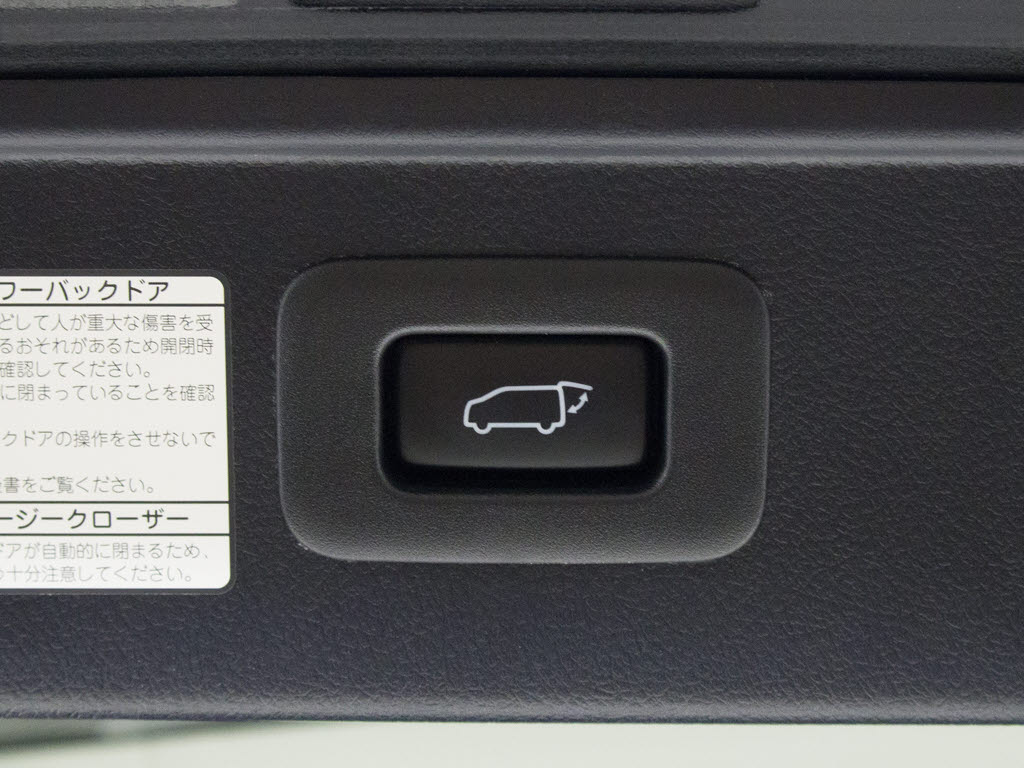 スイッチ操作でトランクリッドの自動開閉が
行えます。電子キー本体のワイヤレス機能や
運転席のスイッチからでもオープン操作が可
能です！高級車ならではの快適装備です！！
