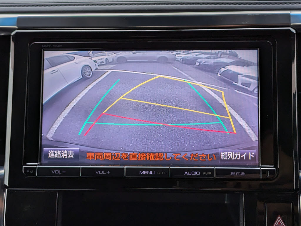 ギアをバックに入れると自動的に切り替わる
優れものです。鮮明なカメラ画像にて車庫入
れをサポートしてくれます。