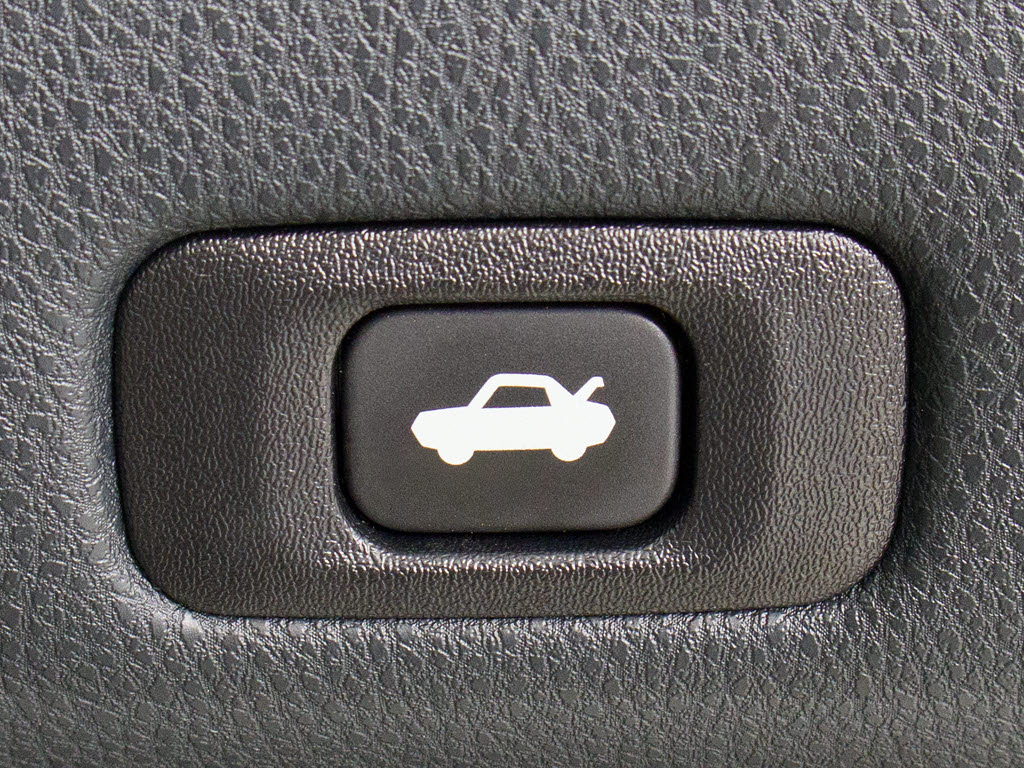 ボタン一つでトランクオープンが可能！車内
から操作できる為、非常に便利な装備の一つ
となります！