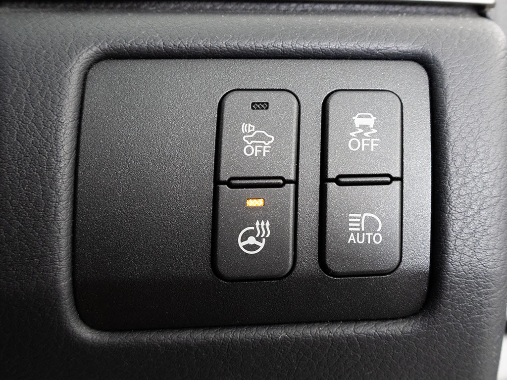 ★使いやすさや安全性を追求したステアリン
グ周り！高級車ゆえにスイッチ類が多いのも
特徴ですね！考え尽くされた配置ですぐに使
いこなす事が出来ますのでご安心下さい！是
非、体感してみて下さい！！