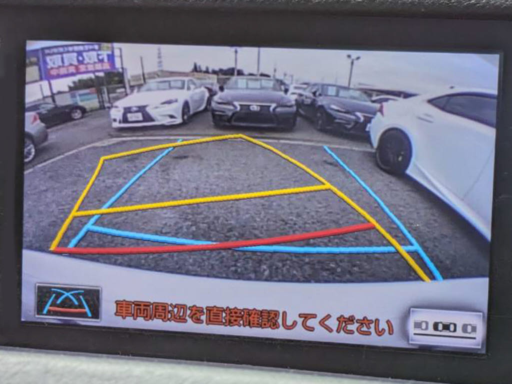 カラーバックカメラが付いています！バック
にギアを入れると、後方視界が自動的にマル
チ画面に映し出されます！夜も明るく見えま
すので、すごく便利！！一度使うとカメラ無
しには乗りたくない程！