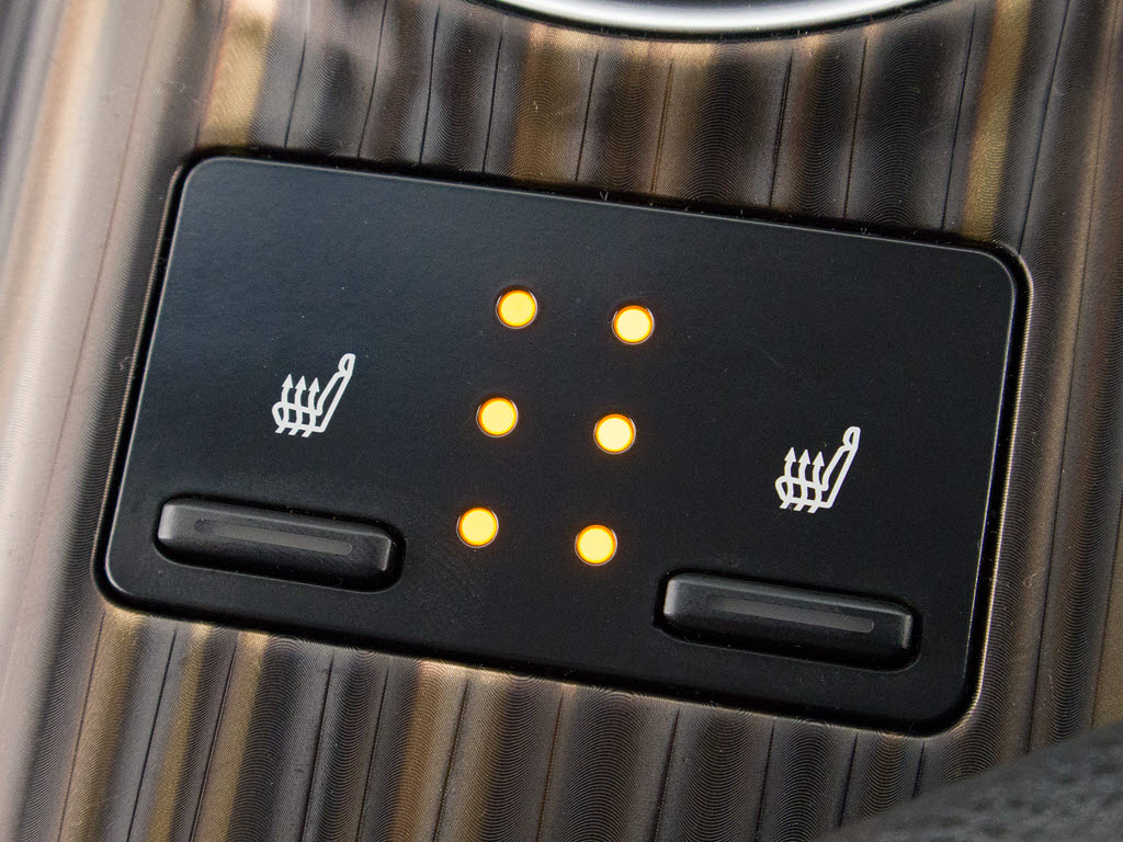 シートヒーターを装備しています！高級車な
らではの装備です！シートが暖まりますので
、寒い冬場も快適にご乗車頂けます！腰にも
優しい！お子様や女性にも嬉しい装備ですね
！！