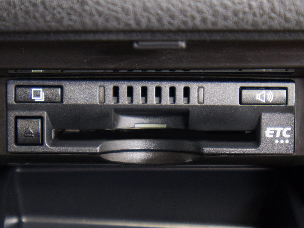 コンソール内一体型のビルトインＥＴＣ装備
！見た目の部分も良いですが、ＥＴＣカード
の盗難防止になる設置箇所です！料金所の渋
滞回避！時間帯・日によって料金の軽減を受
けられます！ストレス知らずのドライブ！