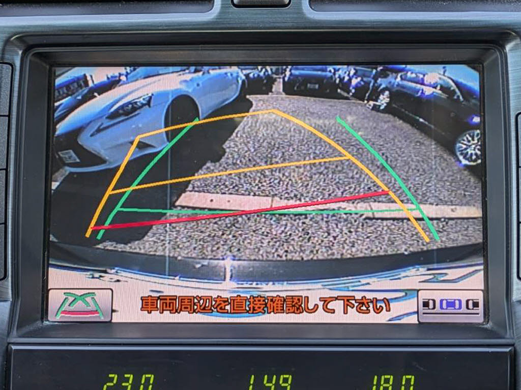 カラーバックカメラが付いています！バック
にギアを入れると、後方視界が自動的にマル
チ画面に映し出されます！夜も明るく見えま
すので、すごく便利！！一度使うとカメラ無
しには乗りたくない程！