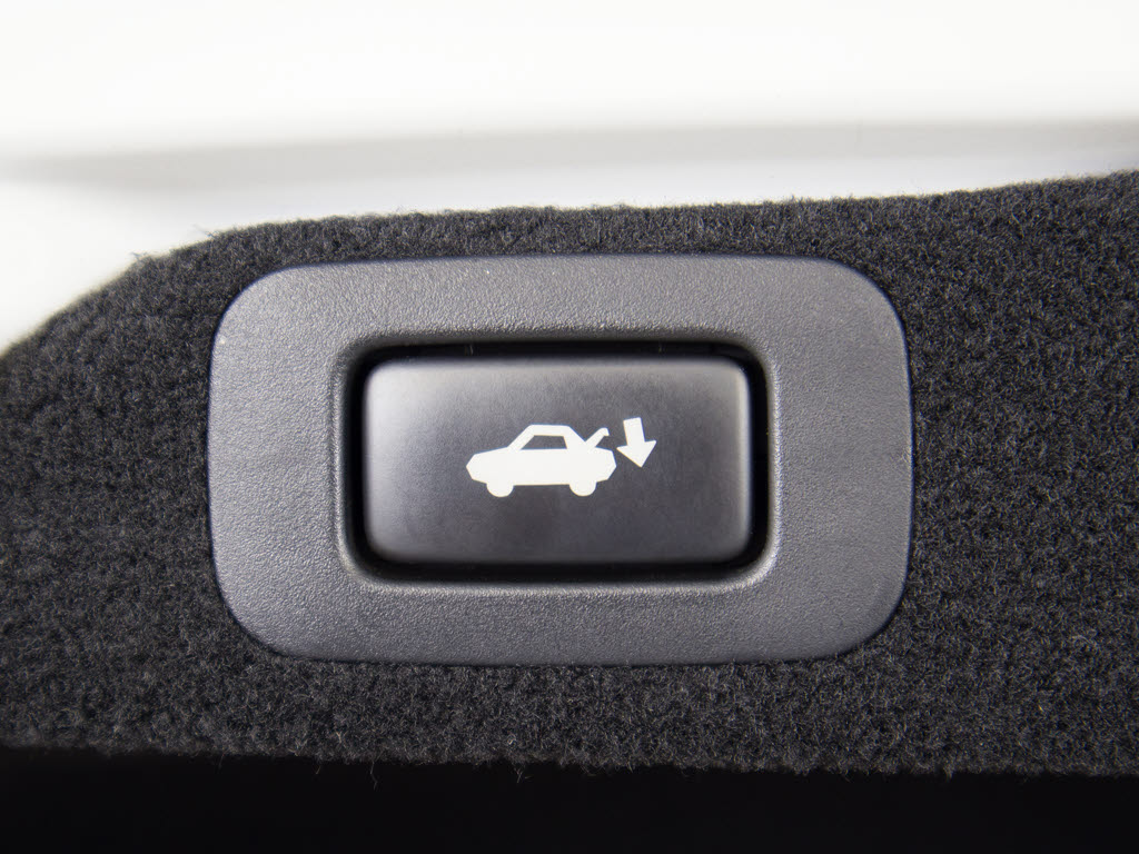 スイッチ操作でトランクリッドの自動開閉が
行えます。電子キー本体のワイヤレス機能や
運転席のスイッチからでもオープン操作が可
能です！高級車ならではの快適装備です！！