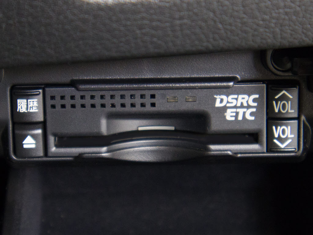 ★ETC(DSRC)が装備されています！！社外品
とは違い収まりの良いデザインが人気！高速
道路を利用する際は必需品ですよね！！スト
レス無く料金所を通過出来ます！！