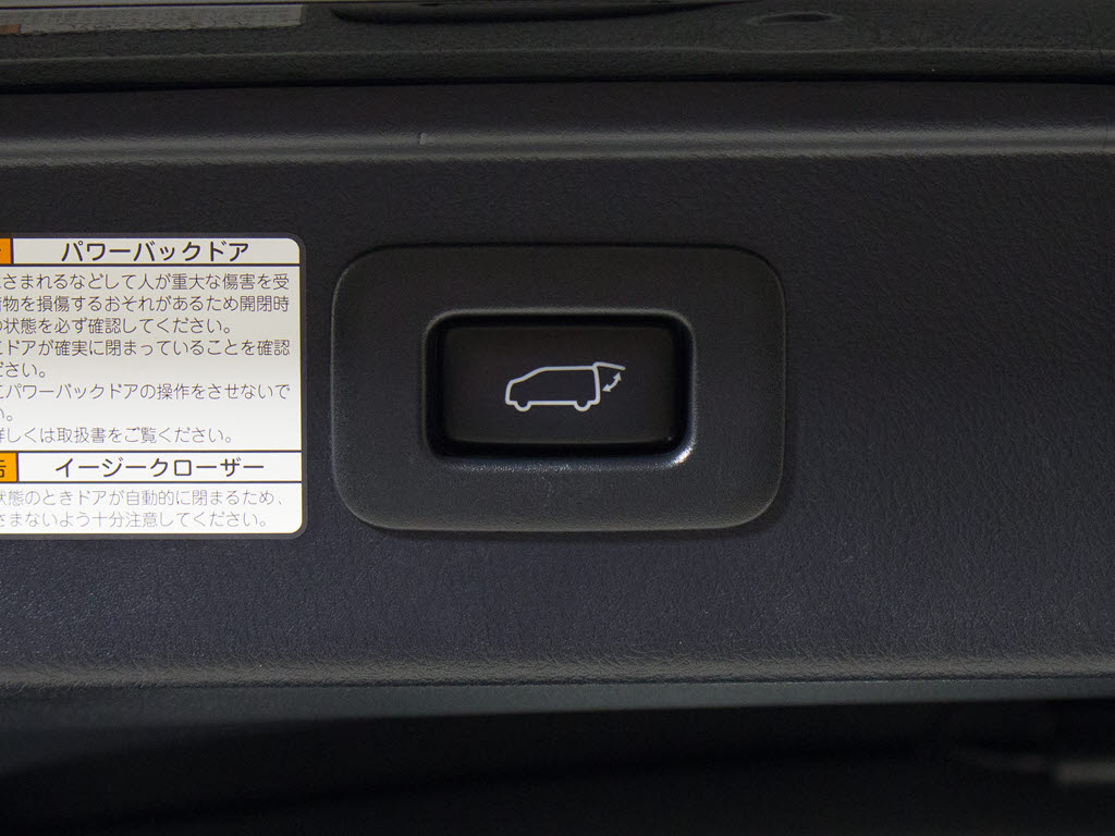 スイッチ操作でトランクリッドの自動開閉が
行えます。電子キー本体のワイヤレス機能や
運転席のスイッチからでもオープン操作が可
能です！高級車ならではの快適装備です！！