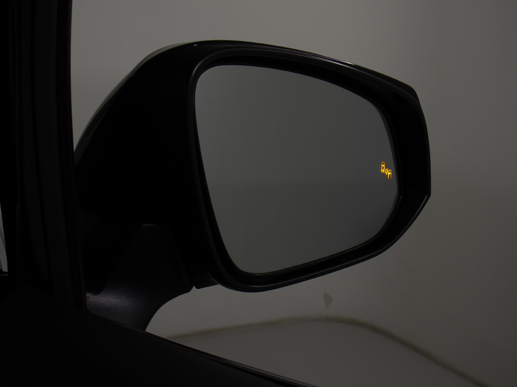BSM（ブラインドスポット）モニター装備！
死角の車の接近をお知らせしてくれる安全装
備になります！
