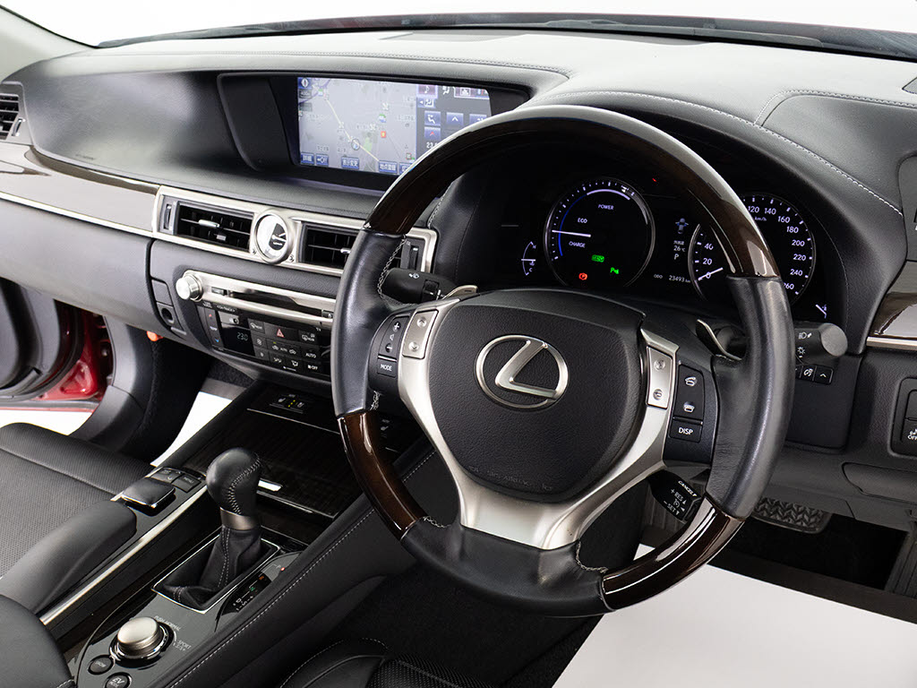 ★使いやすさや安全性を追求したステアリン
グ周り！高級車ゆえにスイッチ類が多いのも
特徴ですね！考え尽くされた配置ですぐに使
いこなす事が出来ますのでご安心下さい！是
非、体感してみて下さい！！