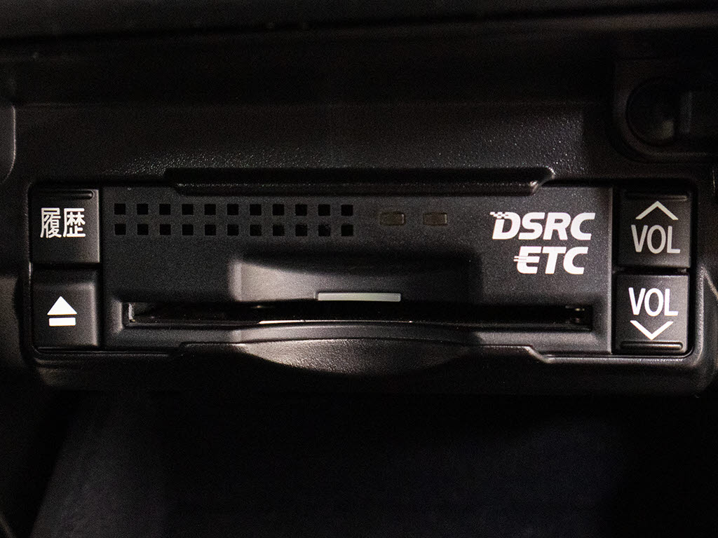 ★ETC(DSRC)が装備されています！！社外品
とは違い収まりの良いデザインが人気！高速
道路を利用する際は必需品ですよね！！スト
レス無く料金所を通過出来ます！！
