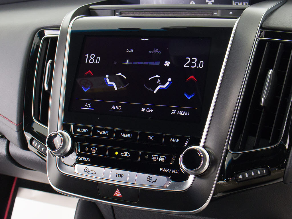 使いやすさや安全性を追求したステアリング
周り！高級車ゆえにスイッチ類が多いのも特
徴ですね！考え尽くされた配置ですぐに使い
こなす事が出来ますのでご安心下さい！是非
、体感してみて下さい！！
