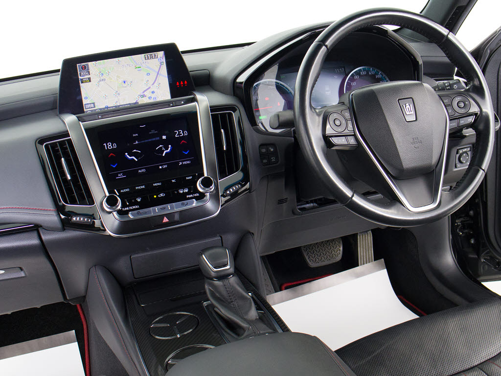 使いやすさや安全性を追求したステアリング
周り！高級車ゆえにスイッチ類が多いのも特
徴ですね！考え尽くされた配置ですぐに使い
こなす事が出来ますのでご安心下さい！是非
、体感してみて下さい！！