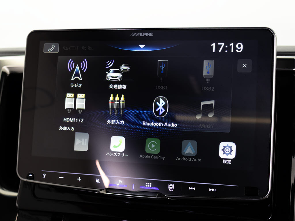 Ａｐｐｌｅ　Ｃａｒ　Ｐｌａｙ対応ナビとな
っております。お使いのｉＰｈｏｎｅ・アン
ドロイドをつなげて携帯のマップをナビへ反
映可能！