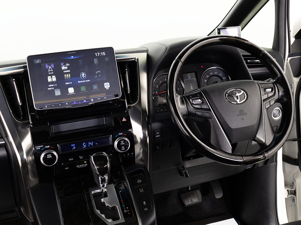 ★使いやすさや安全性を追求したステアリン
グ周り！高級車ゆえにスイッチ類が多いのも
特徴ですね！考え尽くされた配置ですぐに使
いこなす事が出来ますのでご安心下さい！是
非、体感してみて下さい！！