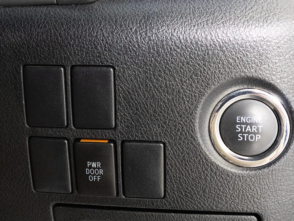 ★使いやすさや安全性を追求したステアリン
グ周り！高級車ゆえにスイッチ類が多いのも
特徴ですね！考え尽くされた配置ですぐに使
いこなす事が出来ますのでご安心下さい！是
非、体感してみて下さい！！