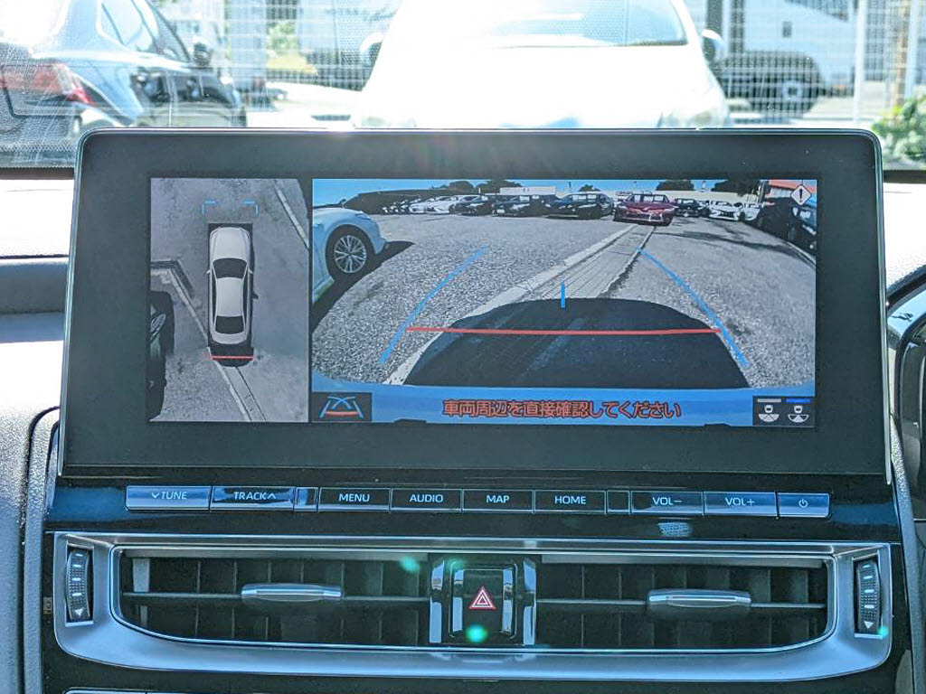 パノラミックビューモニターを装備！上から
車両を見下ろしたような映像をナビ画面に表
示できます。車両前後左右に搭載した4つの
カメラ映像を継ぎ目なく合成！目視では見え
ない部分もリアルタイムで見れます。