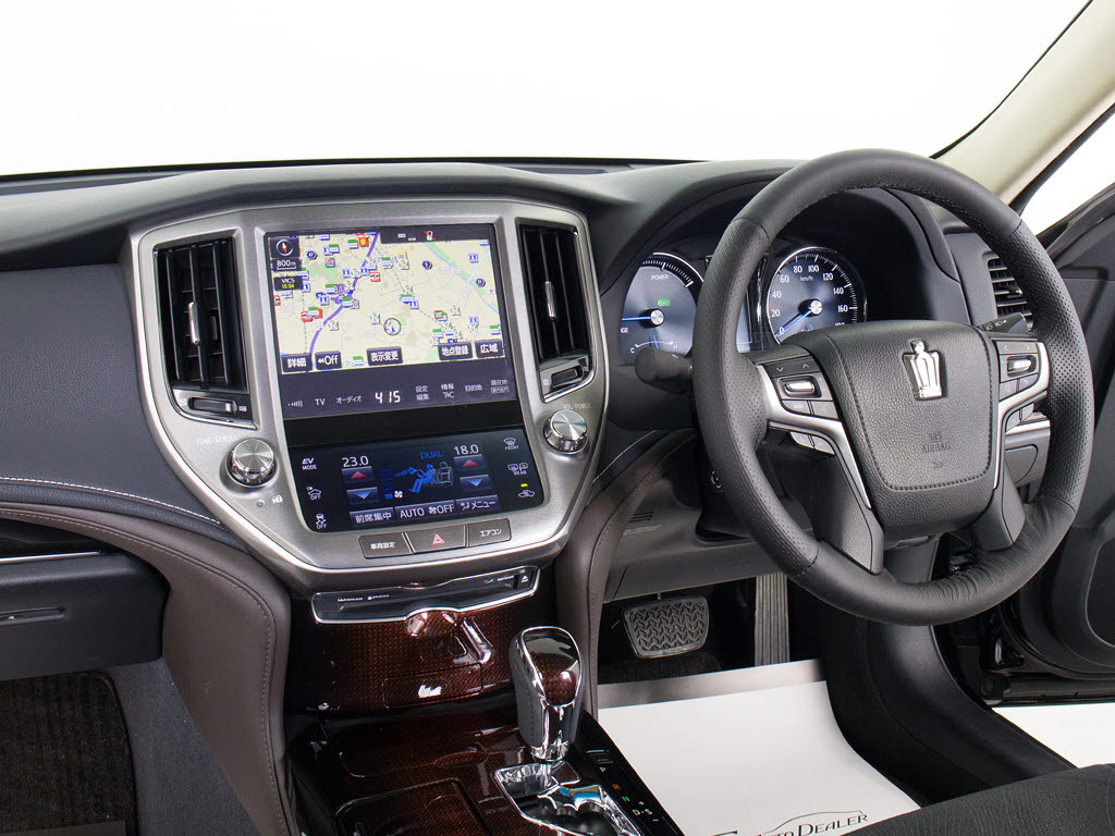 使いやすさや安全性を追求したステアリング
周り！高級車ゆえにスイッチ類が多いのも特
徴ですね！考え尽くされた配置ですぐに使い
こなす事が出来ますのでご安心下さい！是非
、体感してみて下さい！！