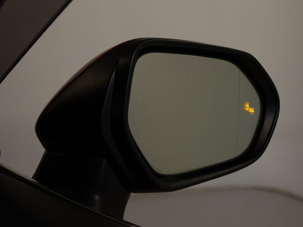 BSM（ブラインドスポット）モニター装備！
死角の車の接近をお知らせしてくれる安全装
備になります！