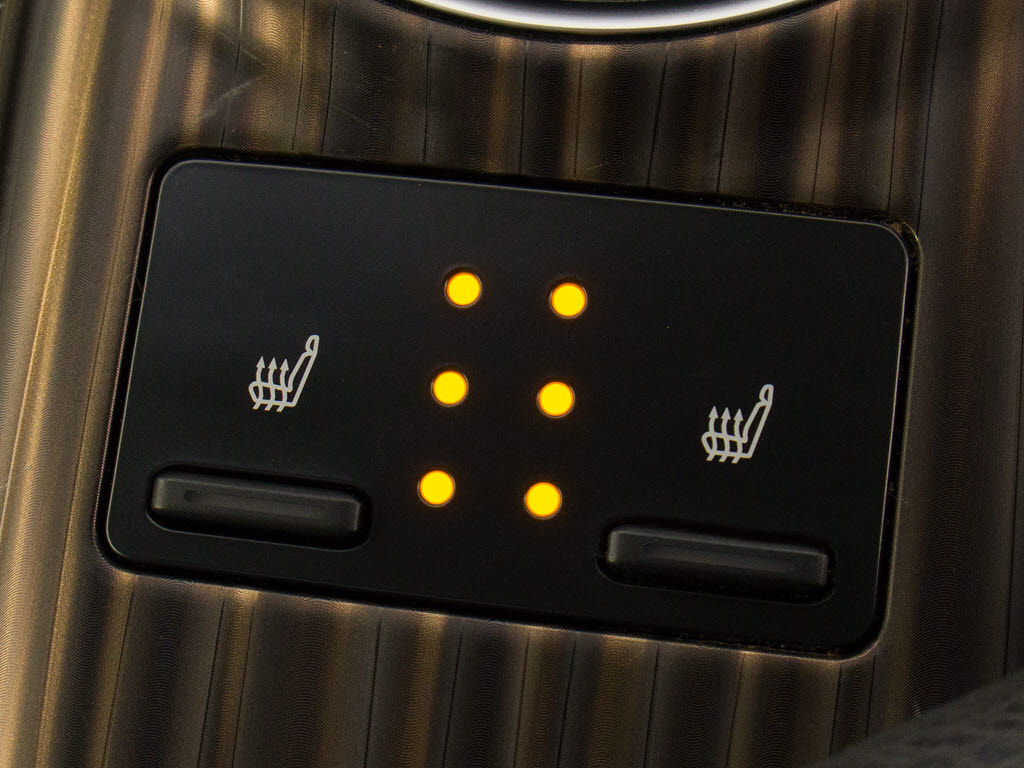 シートヒーターを装備しています！高級車な
らではの装備です！シートが暖まりますので
、寒い冬場も快適にご乗車頂けます！腰にも
優しい！お子様や女性にも嬉しい装備ですね
！！