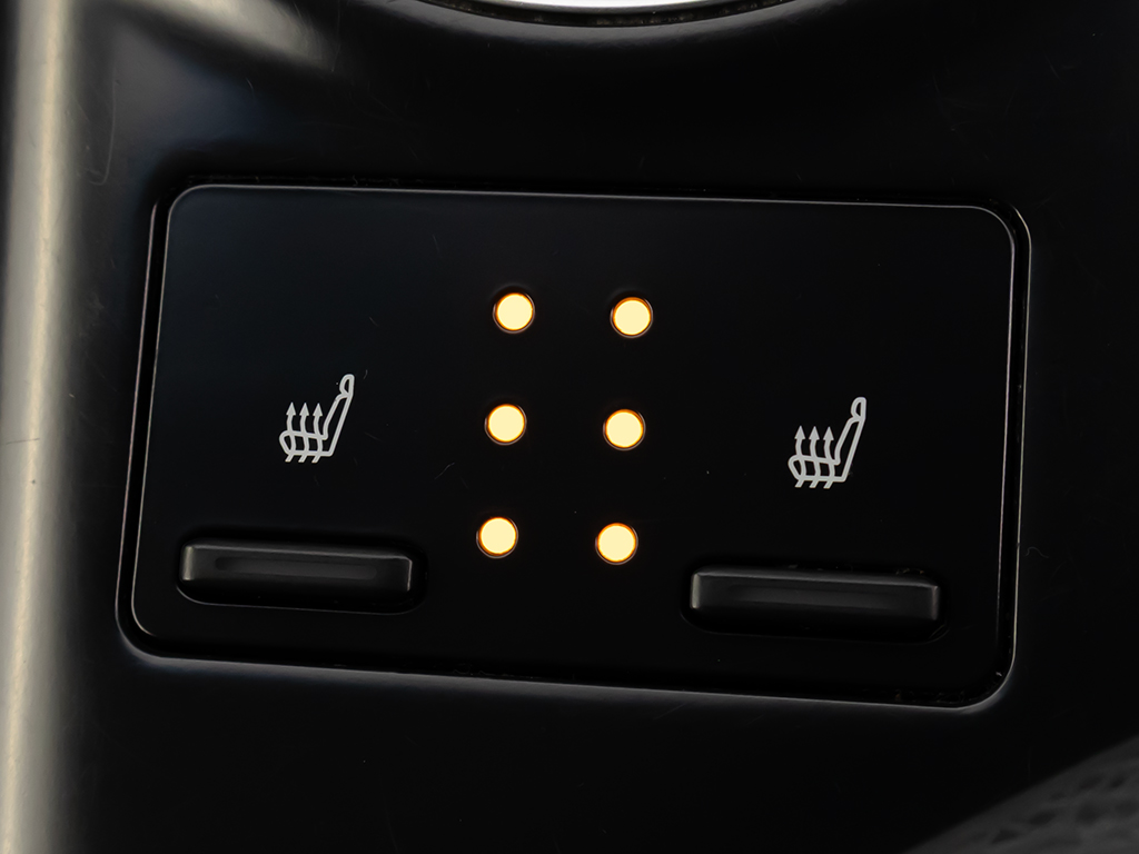 シートヒーターを装備しています！高級車な
らではの装備です！シートが暖まりますので
、寒い冬場も快適にご乗車頂けます！腰にも
優しい！お子様や女性にも嬉しい装備ですね
！！