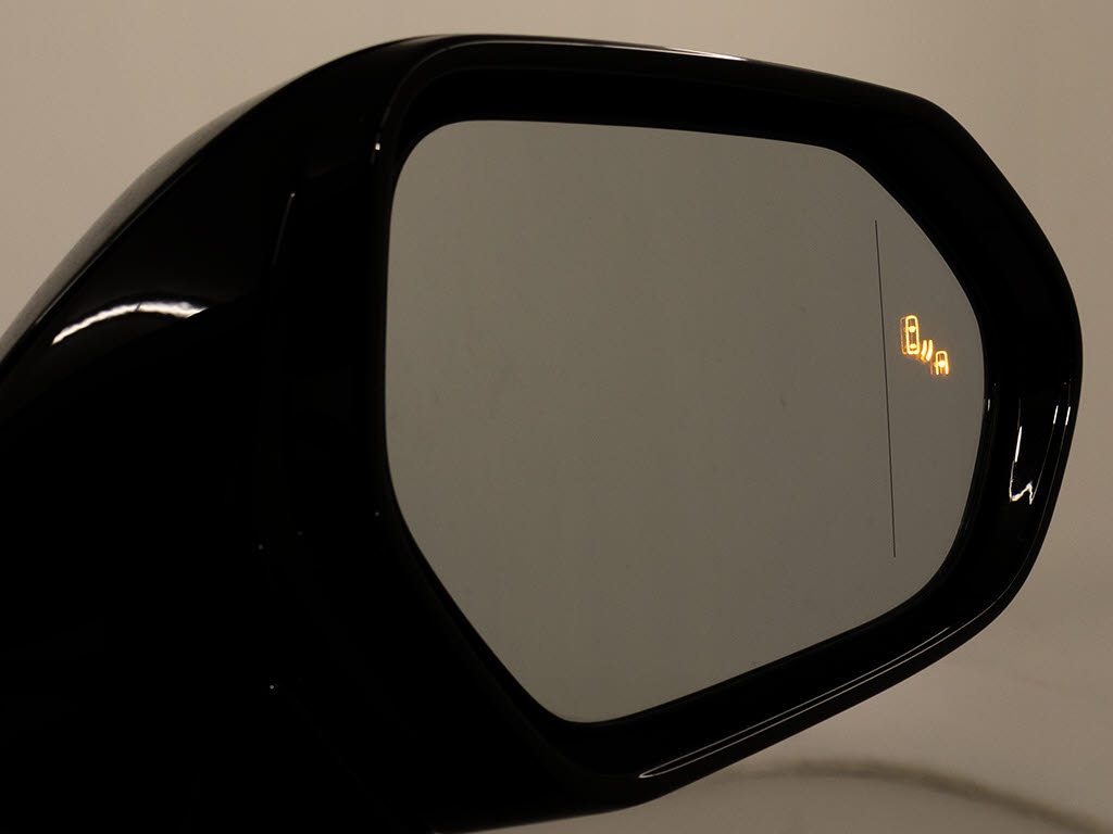 ＢＳＭ（ブラインドスポットモニタ）！隣の
車線を走る車両をレーダーで検知し、ドアミ
ラーでは確認しにくい後側方エリアに存在す
る車両に加えて、急接近してくる車両も検知
します。