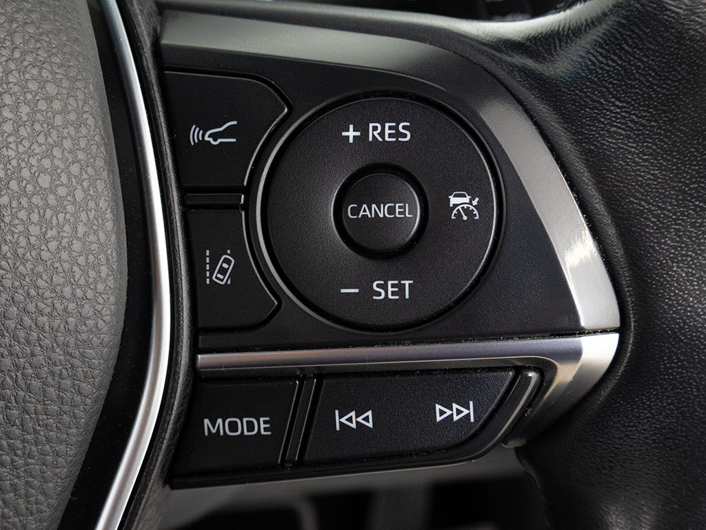 使いやすさや安全性を追求したステアリング
周り！高級車ゆえにスイッチ類が多いのも特
徴ですね！考え尽くされた配置ですぐに使い
こなす事が出来ますのでご安心下さい！是非
、体感してみて下さい！！