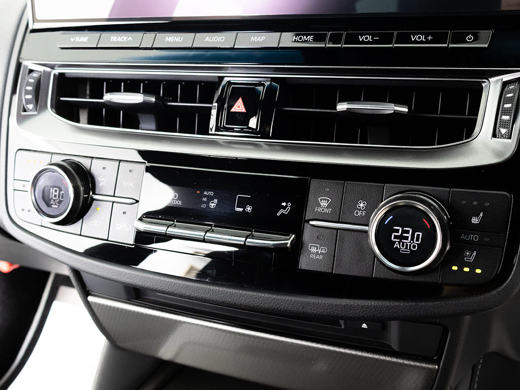 使いやすさや安全性を追求したステアリング
周り！高級車ゆえにスイッチ類が多いのも特
徴ですね！考え尽くされた配置ですぐに使い
こなす事が出来ますのでご安心下さい！是非
、体感してみて下さい！！
