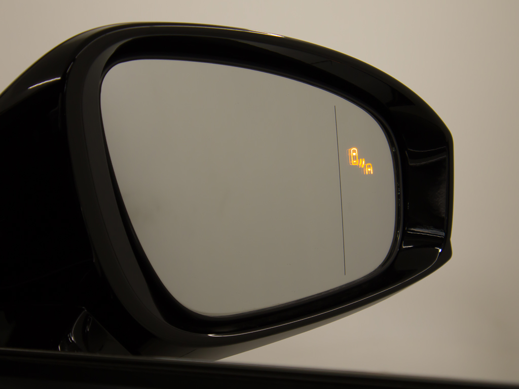 ＢＳＭ（ブラインドスポットモニタ）！隣の
車線を走る車両をレーダーで検知し、ドアミ
ラーでは確認しにくい後側方エリアに存在す
る車両に加えて、急接近してくる車両も検知
します。
