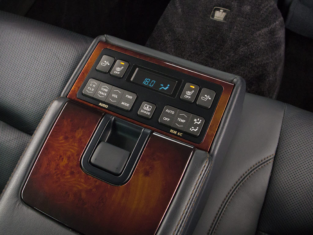 後席もVIP装備！後席センターコンソールの
画像です！こちらのお車には、後席にもパワ
ーシートが装備されています！更にオーディ
オなども後席から操作出来るなど豪華！ゲス
トに喜んで頂ける装備ですね！