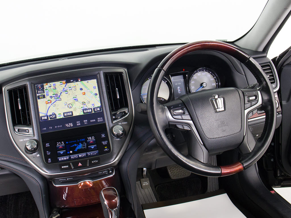 使いやすさや安全性を追求したステアリング
周り！高級車ゆえにスイッチ類が多いのも特
徴ですね！考え尽くされた配置ですぐに使い
こなす事が出来ますのでご安心下さい！是非
、体感してみて下さい！！
