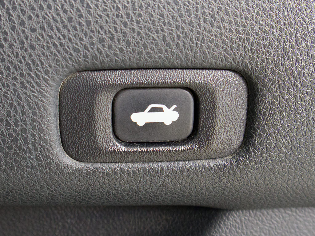 ボタン一つでトランクオープンが可能！車内
から操作できる為、非常に便利な装備の一つ
となります！