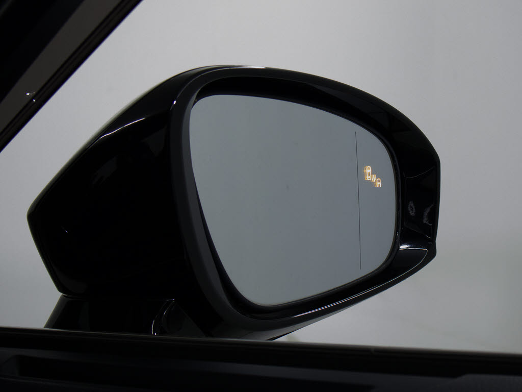 BSM(ブラインドスポットモニタ)！隣の車線
を走る車両をレーダーで検知し、ドアミラー
では確認しにくい後側方エリアに存在する車
両に加えて、急接近してくる車両も検知しま
す。