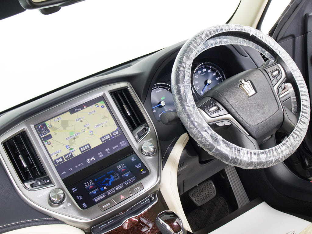 使いやすさや安全性を追求したステアリング
周り！高級車ゆえにスイッチ類が多いのも特
徴ですね！考え尽くされた配置ですぐに使い
こなす事が出来ますのでご安心下さい！是非
、体感してみて下さい！！