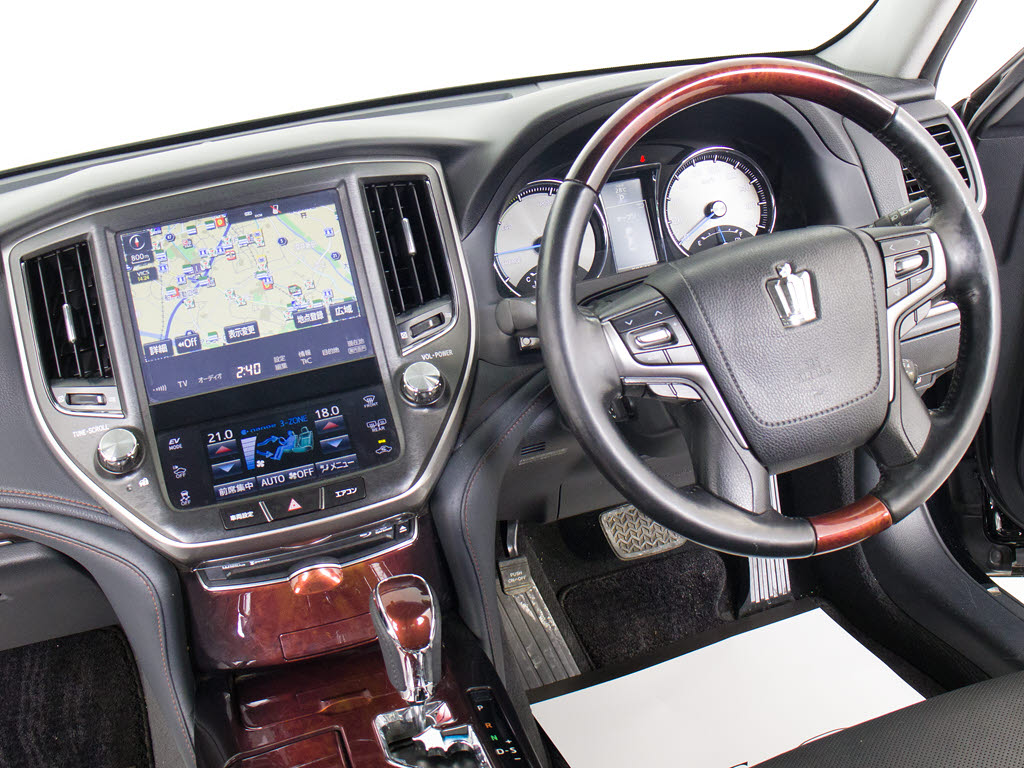 使いやすさや安全性を追求したステアリング
周り！高級車ゆえにスイッチ類が多いのも特
徴ですね！考え尽くされた配置ですぐに使い
こなす事が出来ますのでご安心下さい！是非
、体感してみて下さい！！