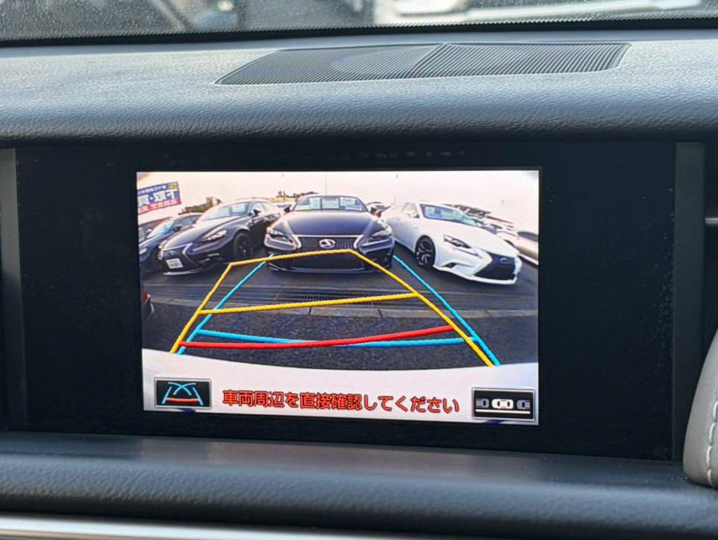 カラーバックカメラが付いています！バック
にギアを入れると、後方視界が自動的にマル
チ画面に映し出されます！夜も明るく見えま
すので、すごく便利！！一度使うとカメラ無
しには乗りたくない程！