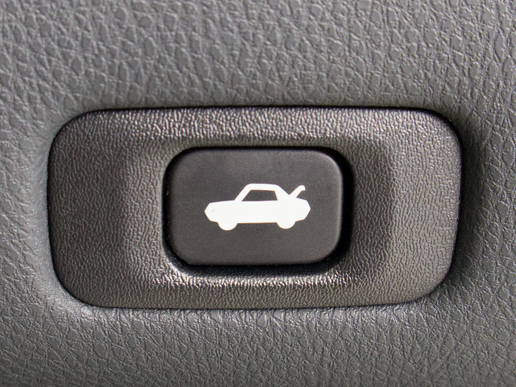 ボタン一つでトランクオープンが可能！車内
から操作できる為、非常に便利な装備の一つ
となります！