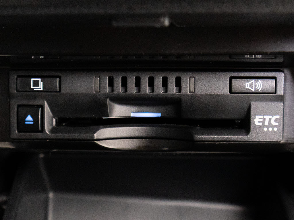 コンソール内一体型のビルトインＥＴＣ装備
！見た目の部分も良いですが、ＥＴＣカード
の盗難防止になる設置箇所です！料金所の渋
滞回避！時間帯・日によって料金の軽減を受
けられます！ストレス知らずのドライブ！