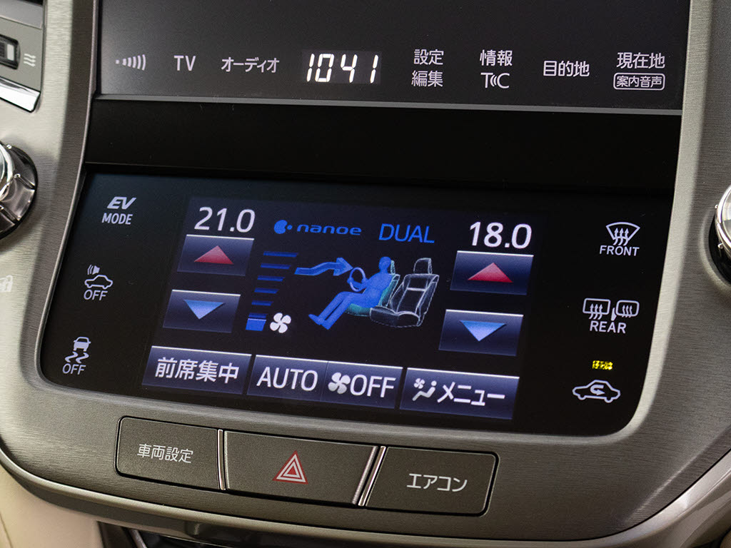 使いやすさや安全性を追求したステアリング
周り！高級車ゆえにスイッチ類が多いのも特
徴ですね！考え尽くされた配置ですぐに使い
こなす事が出来ますのでご安心下さい！是非
、体感してみて下さい！！