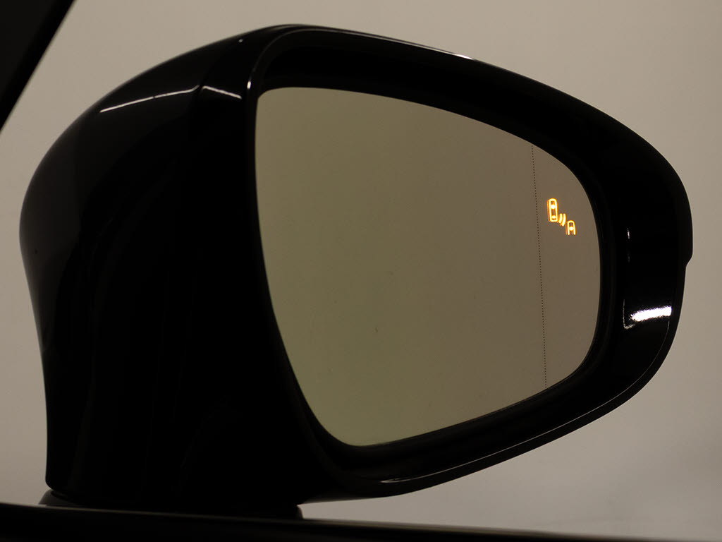 BSM(ブラインドスポットモニタ)！隣の車線
を走る車両をレーダーで検知し、ドアミラー
では確認しにくい後側方エリアに存在する車
両に加えて、急接近してくる車両も検知しま
す。