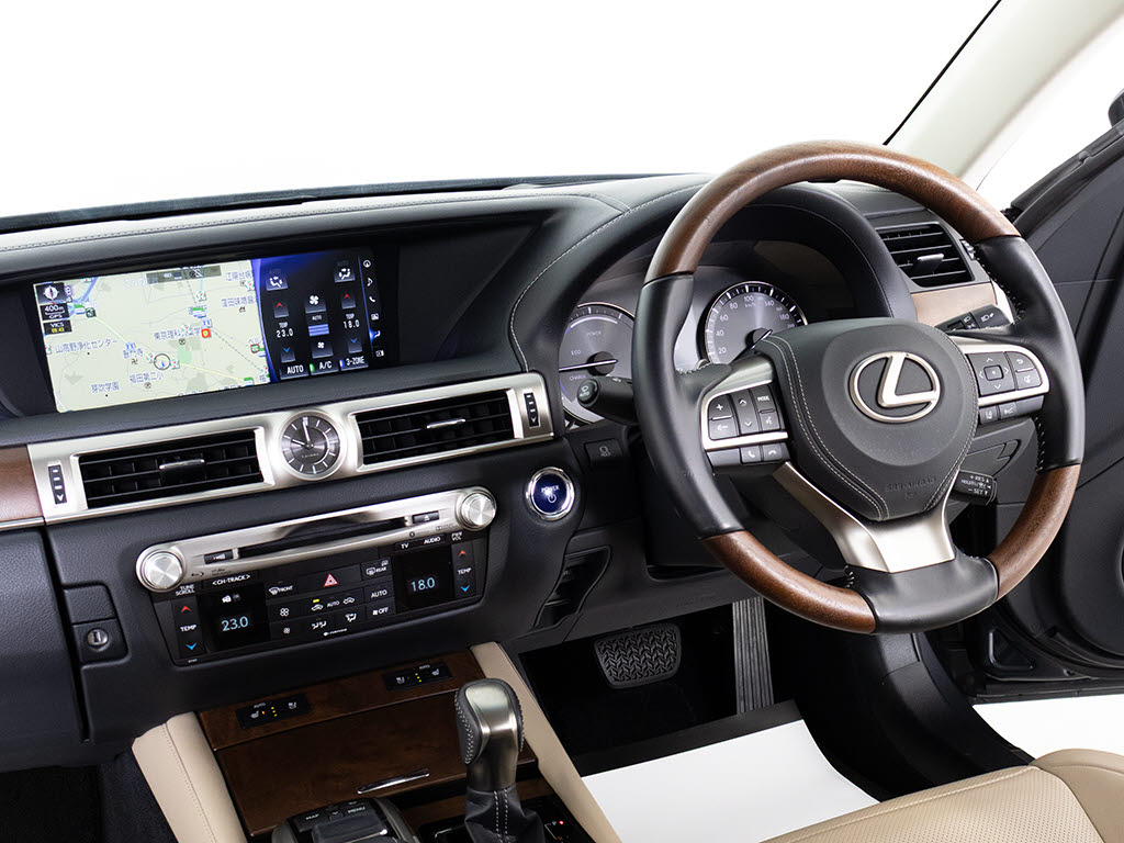 ★使いやすさや安全性を追求したステアリン
グ周り！高級車ゆえにスイッチ類が多いのも
特徴ですね！考え尽くされた配置ですぐに使
いこなす事が出来ますのでご安心下さい！是
非、体感してみて下さい！！