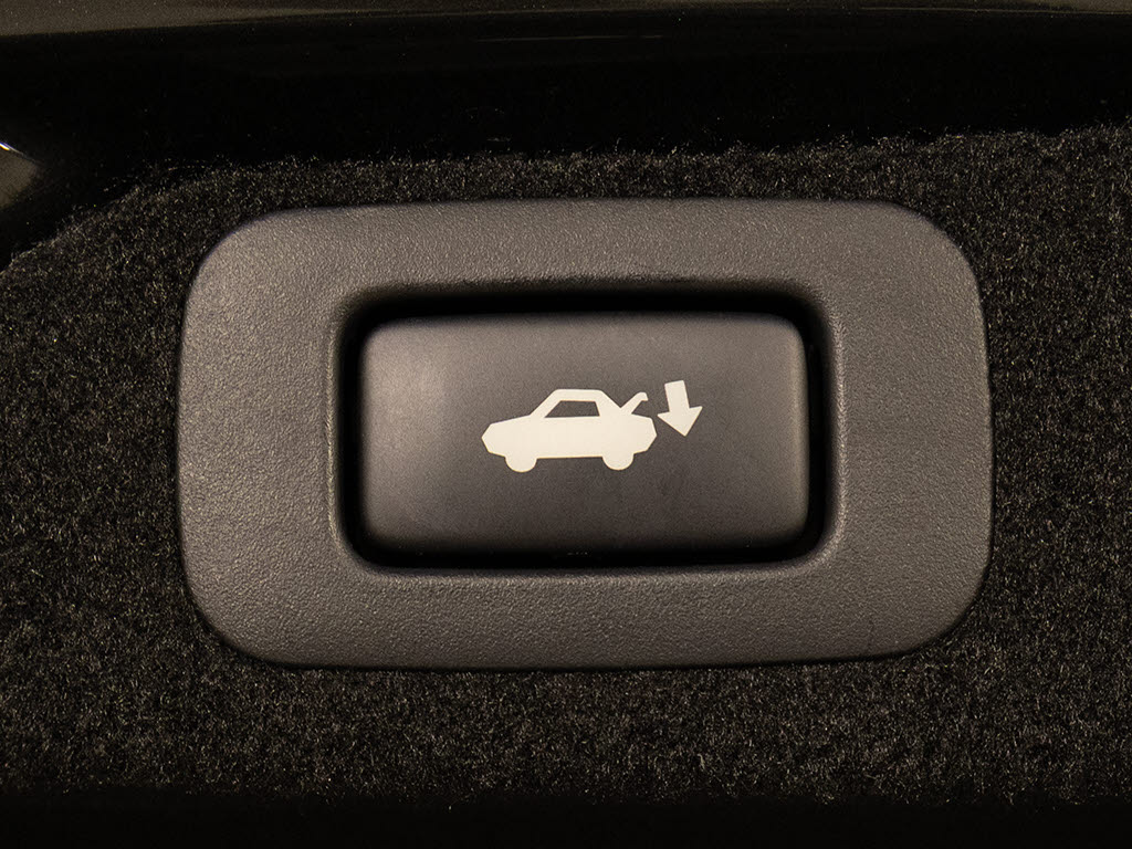 スイッチ操作でトランクリッドの自動開閉が
行えます。電子キー本体のワイヤレス機能や
運転席のスイッチからでもオープン操作が可
能です！高級車ならではの快適装備です！！