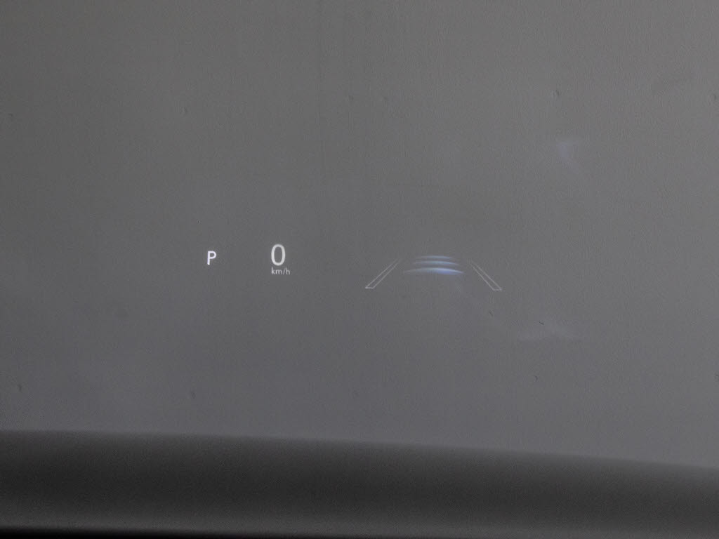 ヘッドアップディスプレイ(HUD)付！、フロ
ントウインドウガラスに運転支援システムの
作動状況や走行に関するさまざまな情報を表
示することができます。